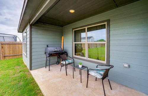 Venus House | Patio and Fenced Yard Peaceful Venus Retreat