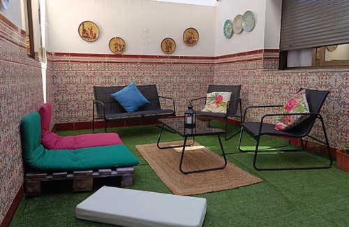 Valdeolleros Apartment | Patio privado, parking gratis y a un paso del vial