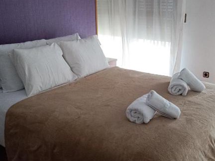 Valdeolleros Apartment | Patio privado, parking gratis y a un paso del vial