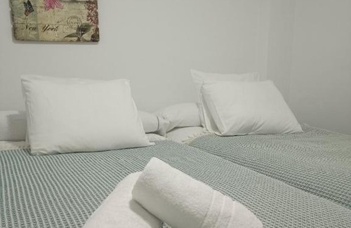 Valdeolleros Apartment | Patio privado, parking gratis y a un paso del vial