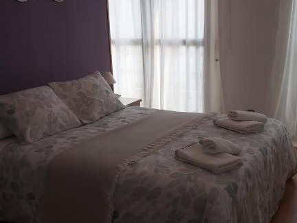 Valdeolleros Apartment | Patio privado, parking gratis y a un paso del vial