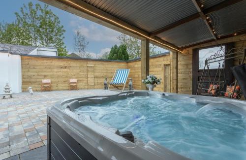 Abbeyfeale Villa | Patriot Bar Hottub-sleeps30