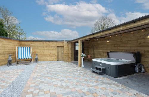 Abbeyfeale Villa | Patriot Bar Hottub-sleeps30