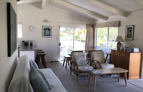 Pauanui House | Pauanui Family Bach with sleepout. 7 min walk to beach & shops. Sleeps 7