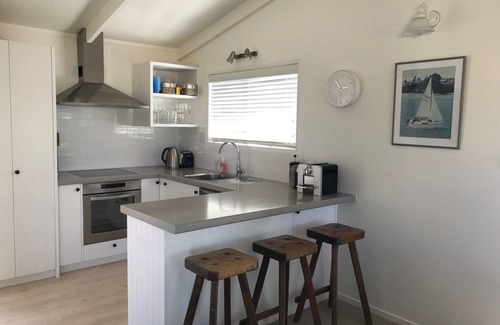 Pauanui House | Pauanui Family Bach with sleepout. 7 min walk to beach & shops. Sleeps 7