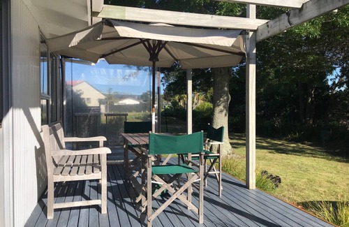 Pauanui House | Pauanui Family Bach with sleepout. 7 min walk to beach & shops. Sleeps 7
