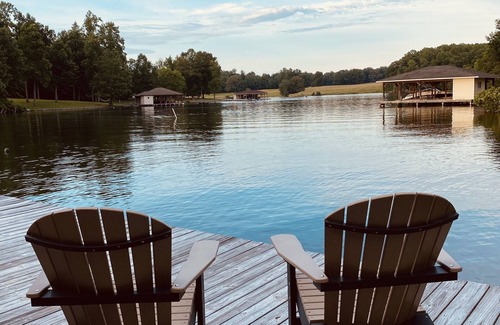Mineral House | Pauley Lakehouse Lake Anna- waterfront, private dock, fire-pit, kayaks/canoe