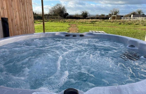 Paulton Cabin | Paulton - Sleeps 2 - PetFriendly - HotTub - Garden