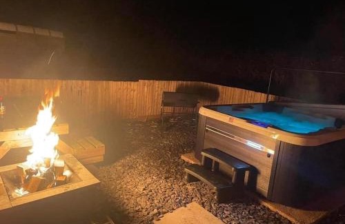 Paulton House | Paulton - Sleeps 2 - PetFriendly - HotTub - Garden