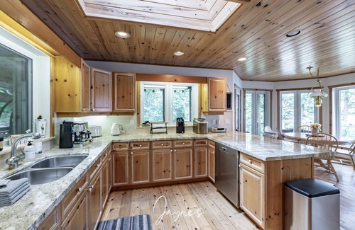 Seguin Cottage | Peace and Quiet on Little Lake Joseph!