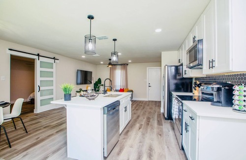 The Colony House | Peace Cottage - A Cozy & Modern 3-bedroom house designed with love.