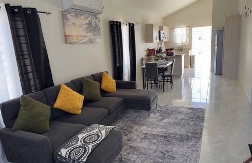 Discovery Bay House | Peace Of Mind Vacay Rentals:/w/OceanView+BeachAccess
