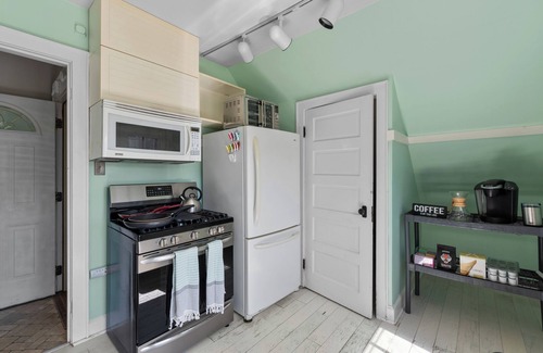 Bay View Apartment | Peaceful 1 Bedroom in Bayview!