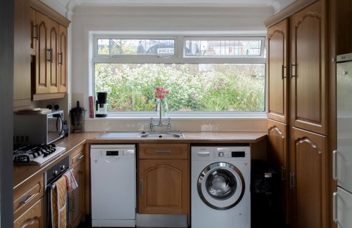 Woodingdean House | Peaceful 2 Bedroom House w/Free Parking + Sea View, close to the South Downs