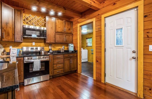 McArthur Cabin | Peaceful 2-Bedroom Cabin near Lake Hope State Park in the Hocking Hills Region