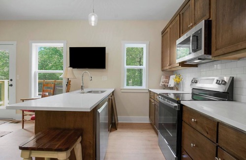 Linn Valley House | Peaceful 2-Bedroom Family Cabin-Scenic Views & Great Amenities-Sleeps 6