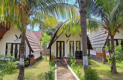 Gili Air House | Peaceful 2BR Bungalow Pool Access Walk to Sunset Beach