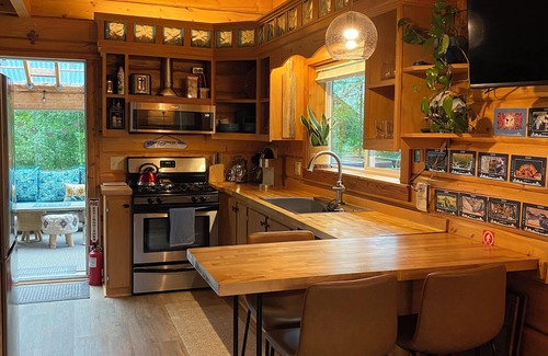 Girdwood Ski Chalet | Peaceful 3 Story Log Cabin Chalet w/Hot Tub