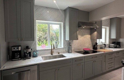 North Corals House | Peaceful 4 Bedroom Getaway: 8 min from the beach