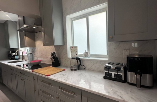 North Corals House | Peaceful 4 Bedroom Getaway: 8 min from the beach