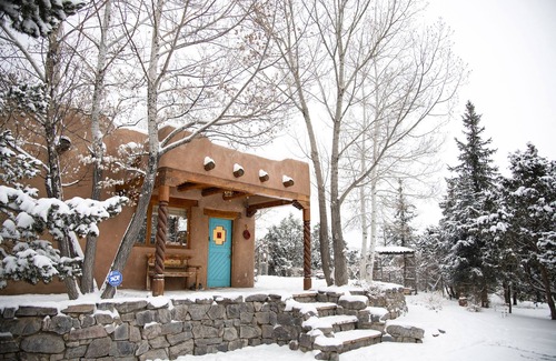 Valdez House | Peaceful Adobe home between Taos/TSV- Mountain Views, Hot Tub, Summer Garden