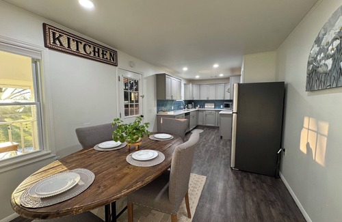 Hoschton House | Peaceful and Charming Getaway 4-bedroom home in Braselton with WiFi, AC