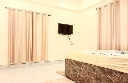 Kolkata Bed & Breakfast | Peaceful and elegant Room in an apartment