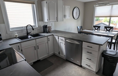 Red Deer House | Peaceful and Inviting 4 Bedroom Bilevel House