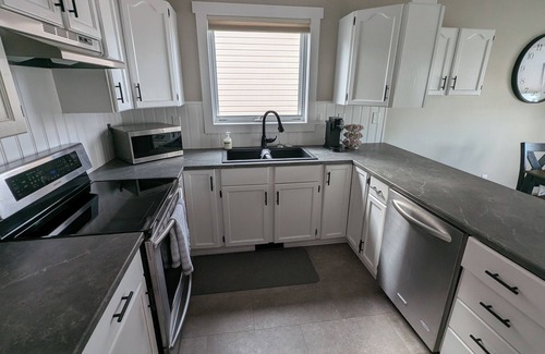 Red Deer House | Peaceful and Inviting 4 Bedroom Bilevel House