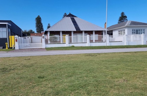 Port Elizabeth Villa | Peaceful and relaxing getaway in Schoenmakerskop! Endless Sea views!