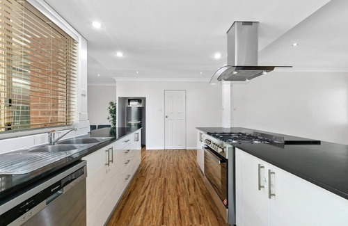 Stanhope Gardens House | Peaceful and Spacious single storey house with split A/C in each room