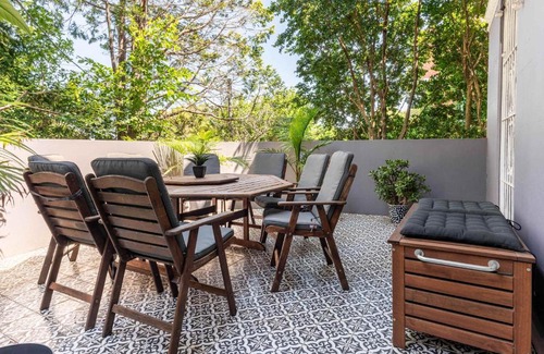 Petersham Apartment | Peaceful and Stylish Petersham Aparttment with Parking