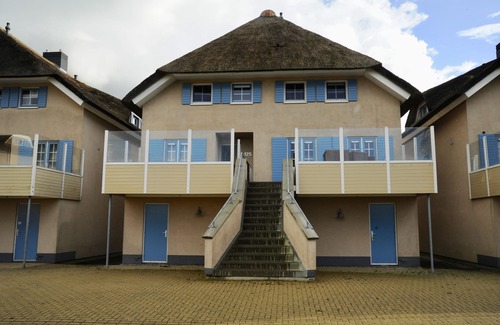 Stavoren Villa | Peaceful boathouse located in a water activity-rich area