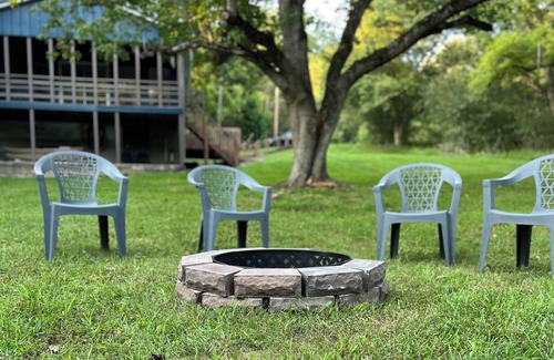 Chaplin House | Peaceful Bourbon Trail Lake House Kayaks, Fire Pit, Keeneland, Fishing, Canoe