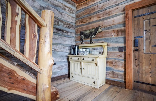 Hye Cabin | Peaceful cabin, fully updated, wine, stars, spa, perfect for relaxing