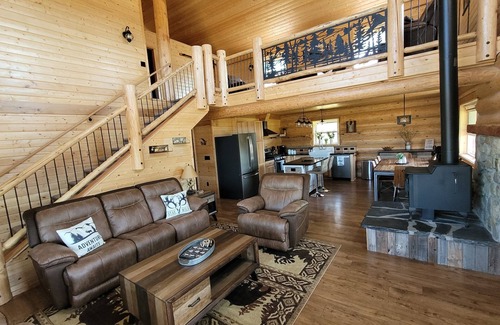 Sequim House | Peaceful Cabin with Game Room and Hot Tub Near Olympic National Park
