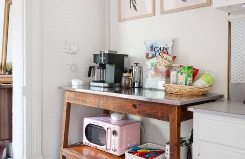 Harleston Village Apartment | Peaceful Charleston Hideaway for 2 – Walk to Everything!