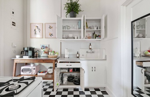Harleston Village Apartment | Peaceful Charleston Hideaway for 2 – Walk to Everything!
