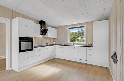 Arrild Ferieby House | Peaceful cottage is located on a large plot in an area with quality houses.