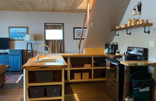 Russell Cabin | Peaceful Cottage on the Water ~ Sauna Cabin, Kayaks, SUP Board, Canoe & more!