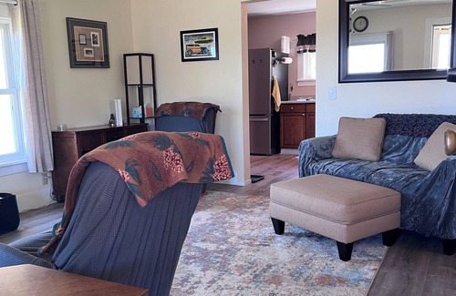 Galvin House | Peaceful Country Retreat with Valley Views – Pet Friendly!