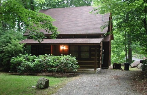 Rocky Grove Cabin | Peaceful Creekside Cabin near Gatlinburg/Pigeon Forge - PRICE MATCH RATES