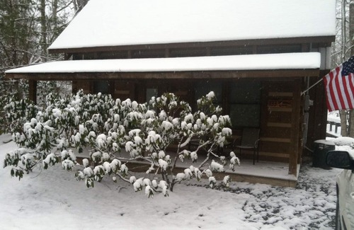 Rocky Grove Cabin | Peaceful Creekside Cabin near Gatlinburg/Pigeon Forge - PRICE MATCH RATES