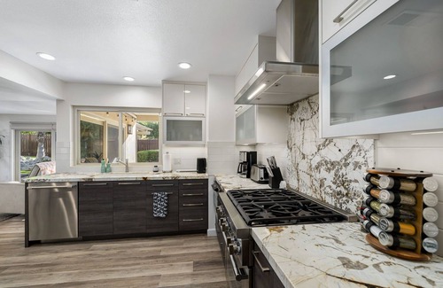 Magnesia Falls Cove House | PEACEFUL EASY FEELING - Private Pool & Mountain Views - 28 Day Minimum Stay