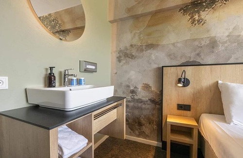 Noorbeek Hotel | Peaceful Escape w/Balcony for Relaxation Near Gemeentegrot Valkenburg
