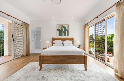Bridgeman Downs House | Peaceful Family Home: 4-Bed Pool Alfresco Dining