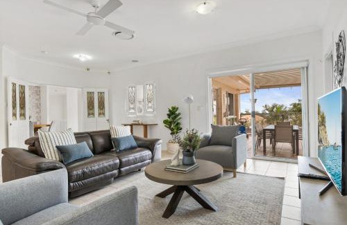 Bridgeman Downs House | Peaceful Family Home: 4-Bed Pool Alfresco Dining