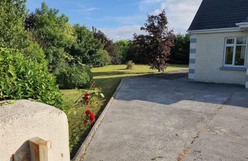 Castleblakeney House | Peaceful Farm Cottage in Menlough near Mountbellew, Ballinasloe, Athlone & Galway