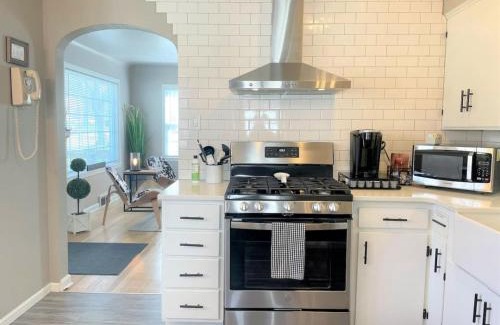 Cedar Rapids House | Peaceful Farmhouse Style Czech Village And Newbo Area
