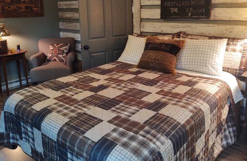 Corbin Cabin | Peaceful Fredericksburg. Fishing, Canoes, Fire pit, Treehouse. All to yourself